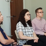 Studenci Uniwersytetu w Białymstoku uważnie słuchali wypowiedzi dyrektor Joanny Sarosiek
