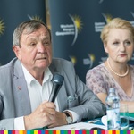 Dwie osoby za stołem prezydialnym. Od lewej: Henryk Owsiejew i Wiesława Burnos