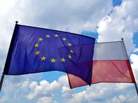 Flaga Unii Europejskiej i flaga Polski na tle nieba