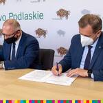 Andrzej Skiepko, starosta hajnowski oraz Jerzy Snarski, starosta bielski podpisują porozumienie