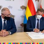 Andrzej Skiepko, starosta hajnowski oraz Jerzy Snarski, starosta bielski podpisują porozumienie