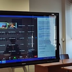 Monitor na którym wyświetlana jest telekonferencja.